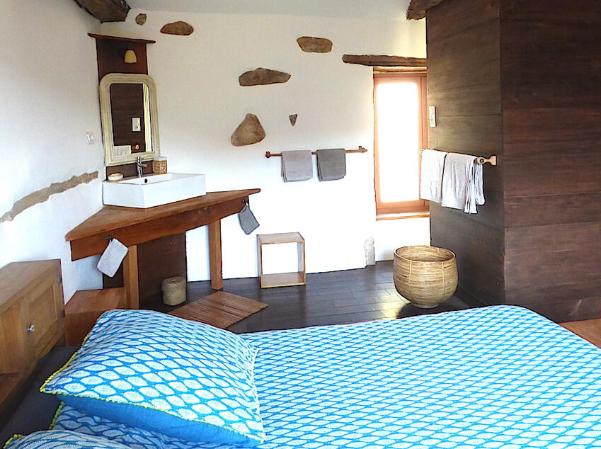 Une suite familiale spacieuse et lumineuse rénovée avec des matériaux naturels